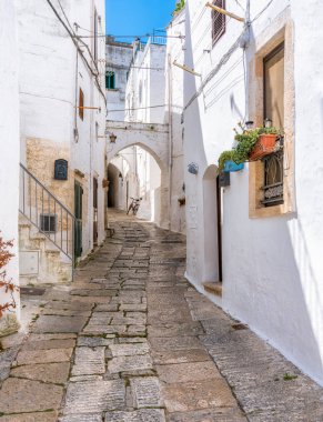 Güneşli bir yaz gününde Ostuni 'de manzara, Apulia (Puglia), güney İtalya.
