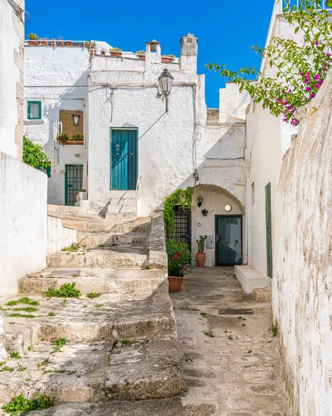 Szcenírozott Látvány Ostuniban Egy Napos Nyári Napon Apulia Puglia Dél — Stock Fotó