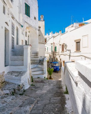 Güneşli bir yaz gününde Ostuni 'de manzara, Apulia (Puglia), güney İtalya.