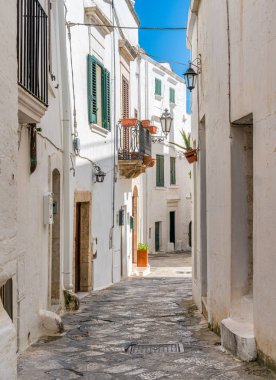 Güneşli bir yaz gününde Ostuni 'de manzara, Apulia (Puglia), güney İtalya.