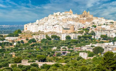 Güneşli bir yaz gününde Ostuni 'de panoramik manzara, Apulia (Puglia), güney İtalya.