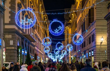 Floransa, Noel zamanı, Toskana, İtalya 'da akşam saatlerinde aydınlandı.