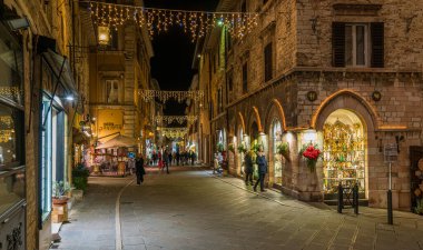 Akşamları Assisi 'de Noel zamanı. Perugia ili, Umbria, İtalya. 