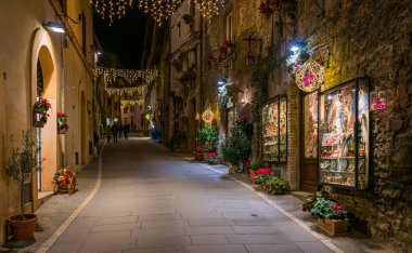 Akşamları Assisi 'de Noel zamanı. Perugia ili, Umbria, İtalya. 