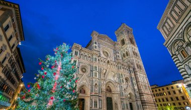 Noel zamanı Floransa, Santa Maria del Fiore Katedrali ve Noel Ağacı. Toskana, İtalya.