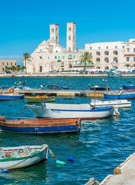 Katedral ile Molfetta rıhtım. Bari eyaleti, Apulia (Puglia), Güney İtalya.