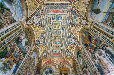 Siena, Tuscany, İtalya 'daki muhteşem Piccolomini Kütüphanesi..