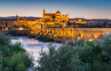 Cordoba 'da panoramik gece görüşü, Roma Köprüsü ve Guadalquivir Nehri üzerinde Mezquita. Endülüs, İspanya.