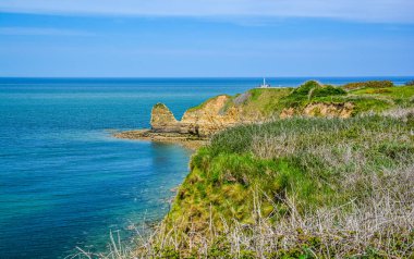 Pointe du Hoc, ünlü 2. Dünya Savaşı bölgesi, güneşli bir yaz gününde, Fransa 'nın Normandiya kentinde.
