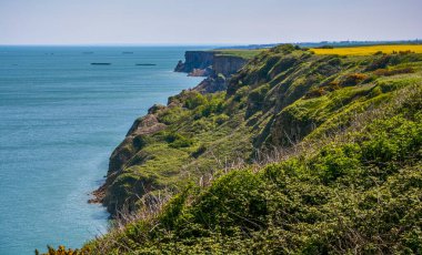 Güneşli bir sabahta Arromanches-les-Bains 'de deniz manzarası. Normandiya, Frances.