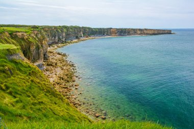 Pointe du Hoc, ünlü 2. Dünya Savaşı bölgesi, güneşli bir yaz gününde, Fransa 'nın Normandiya kentinde.