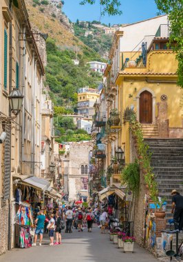 Taormina 'da manzara, Messina' nın ünlü güzel şehri, güneşli bir yaz öğleden sonrasında. Sicilya, Güney İtalya.