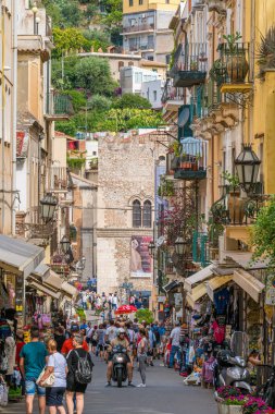 Taormina 'da manzara, Messina' nın ünlü güzel şehri, güneşli bir yaz öğleden sonrasında. Sicilya, Güney İtalya.