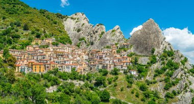 İtalya 'nın güneyindeki Basilicata bölgesindeki Potenza ili Castelmezzano' nun panoramik manzarası.