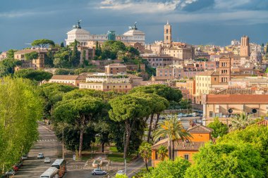 İtalya 'nın başkenti Roma' daki Aventine tepesinde Orange Garden 'dan (Giardino degli Aranci) panoramik manzara.