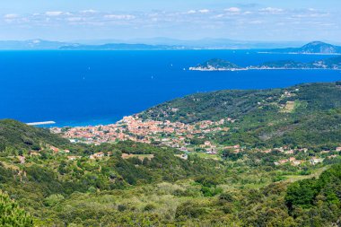 İtalya, Toskana, Elba Adası 'ndaki Capanne Dağı' nın tepesinden Marciana Marina manzarası.