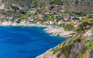 Elba Adası 'ndaki Chiessi köyünün güzel yaz manzarası. Livorno ili, Toskana, İtalya.