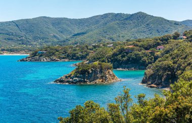 Elba Adası 'ndaki Procchio yakınlarında panoramik yaz manzarası. Toskana, İtalya.