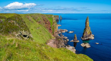 Duncansby Head, Caithness, İskoçya 'nın manzaralı uçurumları ve yığınları.