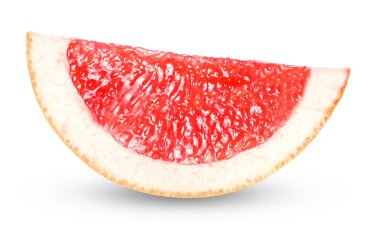 Beyaz üzerine izole edilmiş taze olgun greyfurt dilimi..