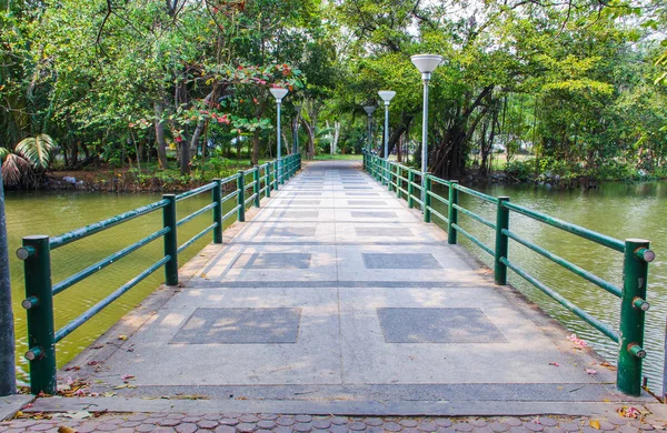 池の上のセメントの橋 — ストック写真