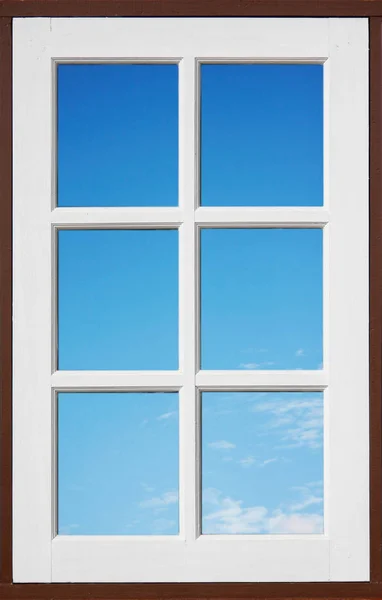 Finestra bianca con cielo blu — Foto Stock
