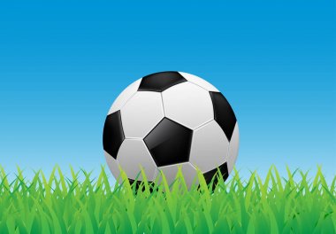 Yeşil çimlerde futbol topu