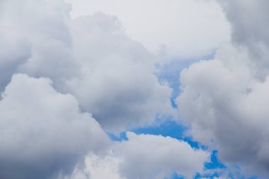 Mavi gökyüzü ve dağınık bulut