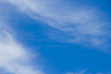 Mavi gökyüzü ve dağınık bulut