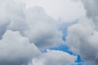 Mavi gökyüzü ve dağınık bulut