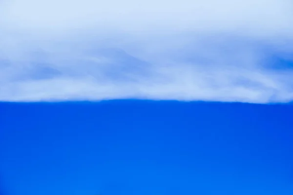 Blauer Himmel und verstreute Wolken — Stockfoto