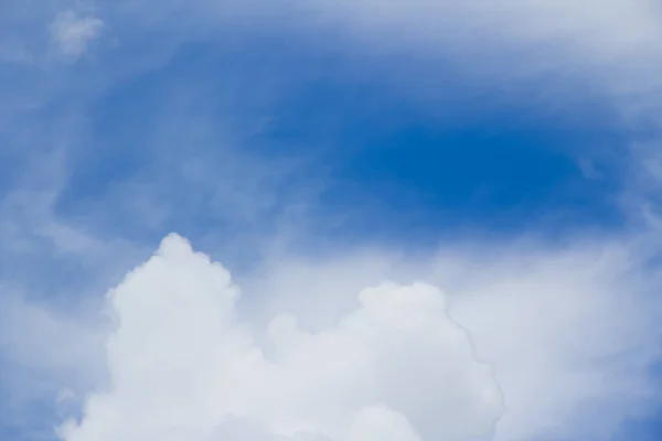 Céu azul e nuvem dispersa — Fotografia de Stock