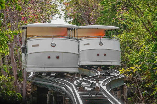 yamaç aşağı elektrikli tramvay yolu