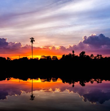 Günbatımı ile çiftlik