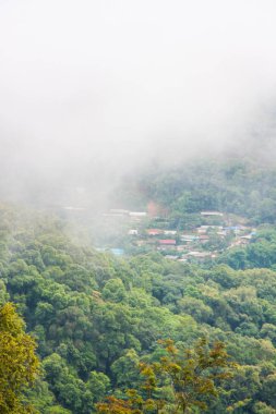 yağmurlu sezonda kalın sis ile vadi Köyü