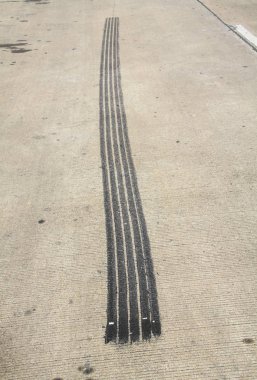 siyah parça lastiği fren beton yolda