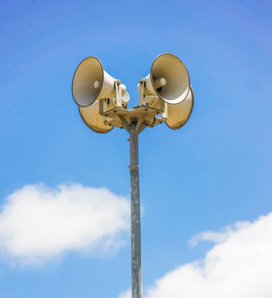 Megafonmast und blauer Himmel — Stockfoto