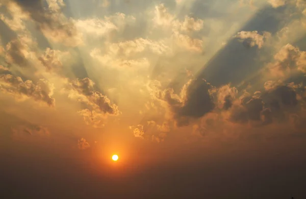 Orangefarbener Sonnenaufgang Mit Wolken Und Blauem Himmel Morgen — Stockfoto