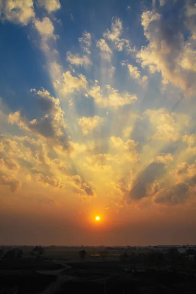 朝雲と青い空と日の出のオレンジのミステリー — ストック写真