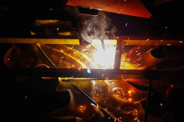 Welding steel in night — Stock Photo, Image