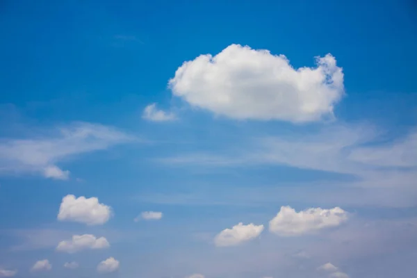 Piękny Świeże Jasne Chmury Niebieski Niebo Jasny Dzień Scenie Tła — Zdjęcie stockowe