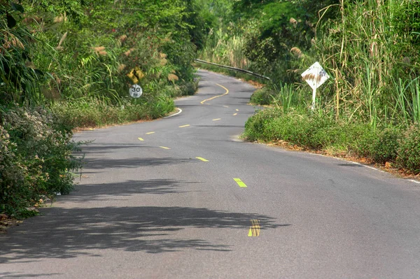 Estrada curva de asfalto — Fotografia de Stock