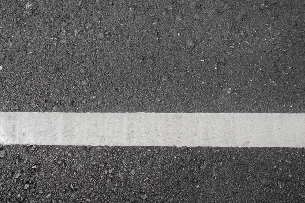 Linha de pintura branca na estrada de asfalto — Fotografia de Stock