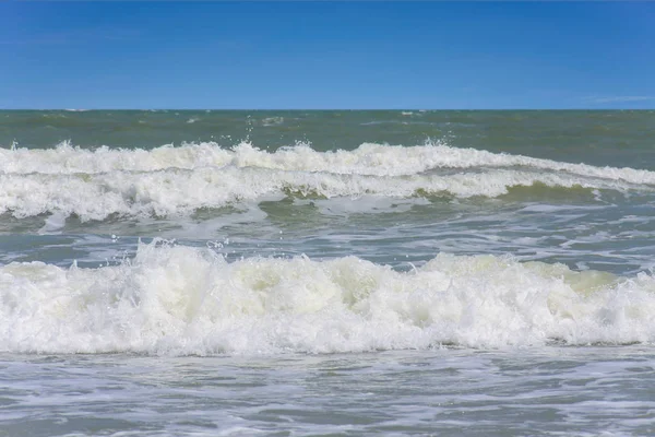 Fala Wietrzny Dzień Plaży — Zdjęcie stockowe
