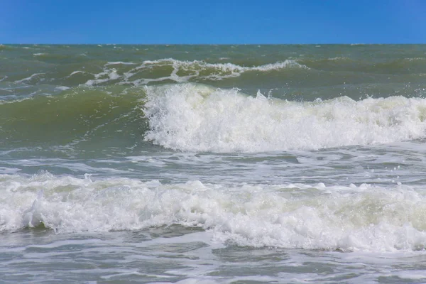 Meereswelle bei windigem Tag — Stockfoto