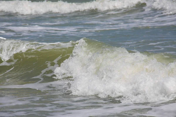 Sahilde Dalga Deniz Rüzgarlı Gün — Stok fotoğraf