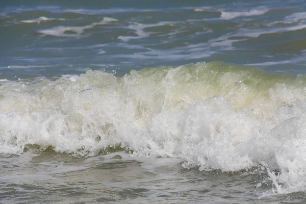 風の強い日にビーチでの海の波 — ストック写真