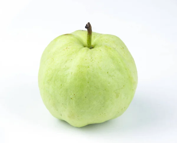 Guava beyaz arkaplanda — Stok fotoğraf