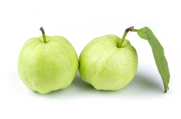 Guayaba sobre fondo blanco — Foto de Stock