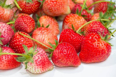 Beyaz arkaplanda kırmızı çilek